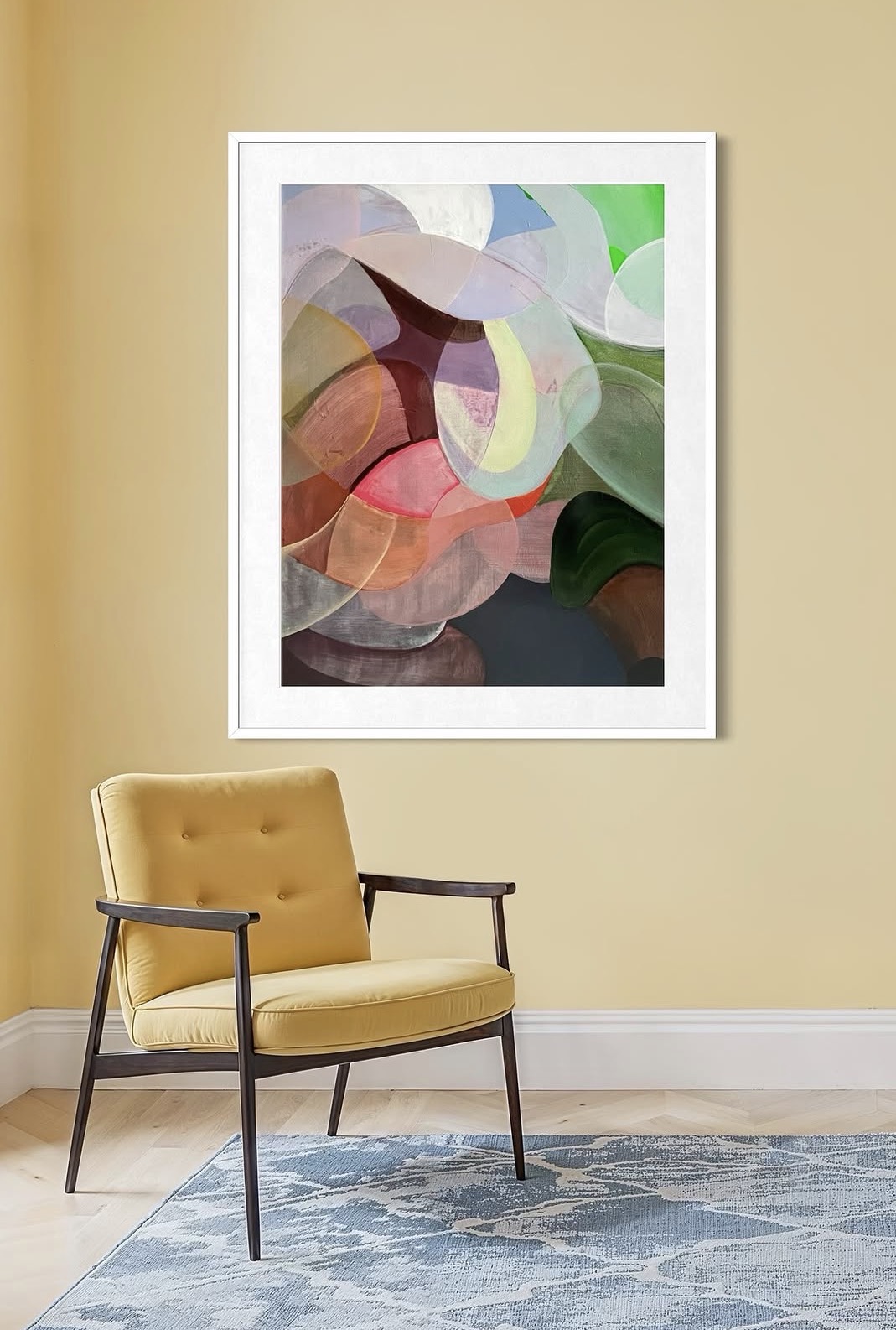 Schilderij naast een fauteuil