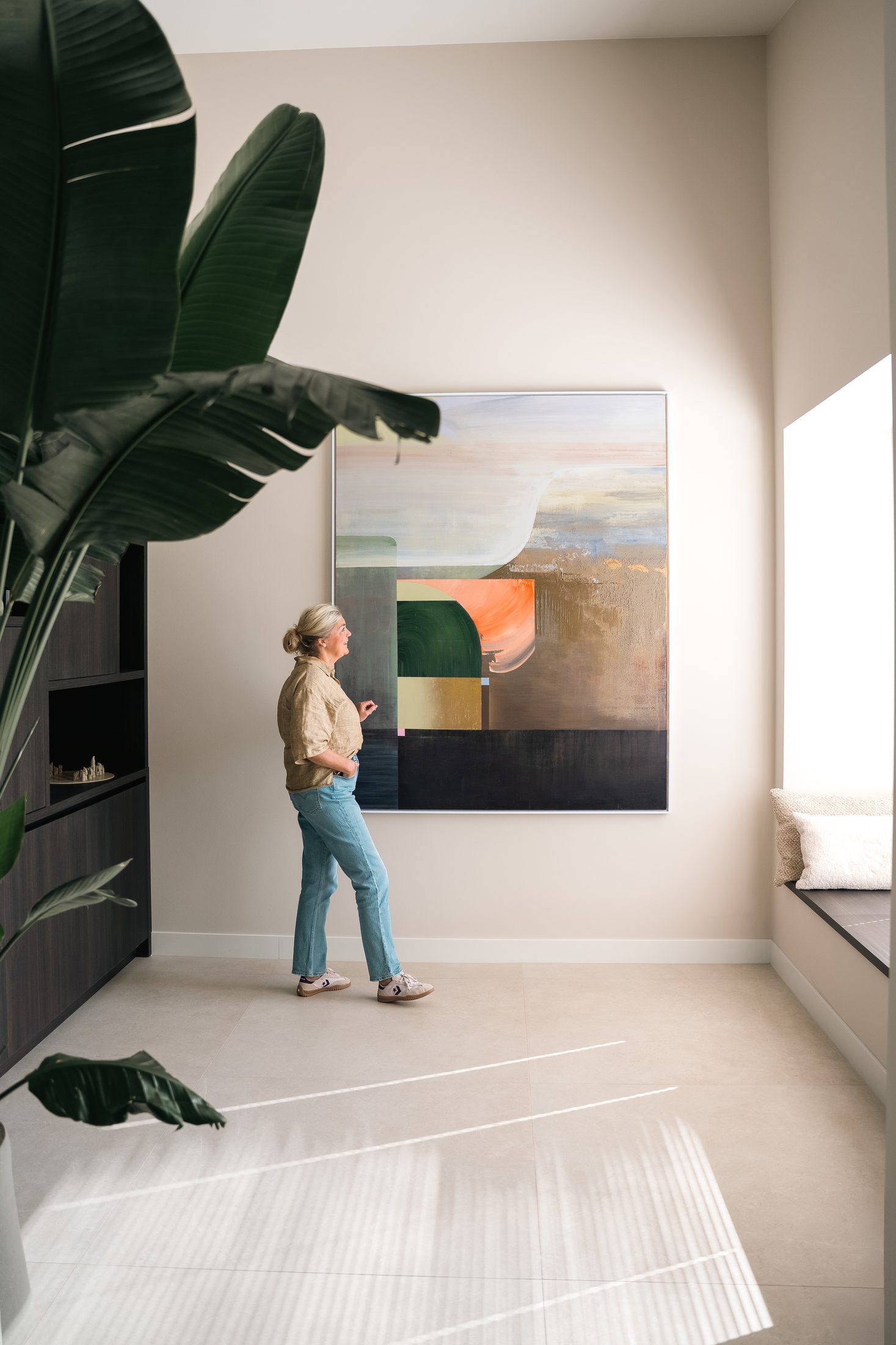 Cheral bij haar schilderij